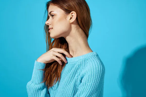 Mooie vrouw in een blauwe trui blauwe achtergrond Lifestyle — Stockfoto