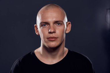 Siyah kedili kel bir adam stüdyo resmi koyu arkaplan