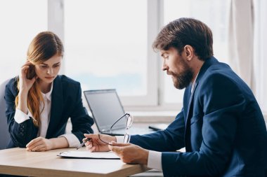Bir dizüstü bilgisayar takımının önünde oturan meslektaşlar İnternet teknolojileri