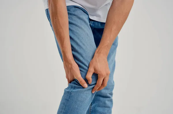 Homem segurando seu joelho dor nas articulações problemas de saúde lesão — Fotografia de Stock