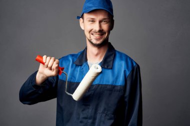 İnşa aşamasındaki erkek ressam duygular oluşturur.
