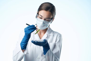 Laboratuvar asistanı kimyasal çözümler biyolog araştırma ışık arka planı