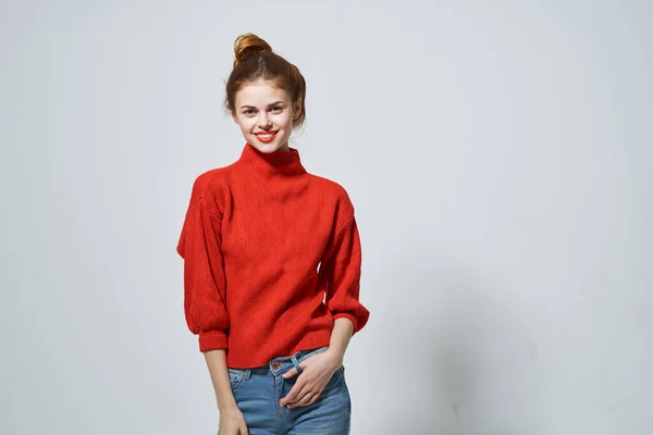 Bonita mujer en un suéter rojo aislado fondo — Foto de Stock