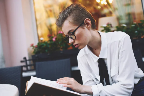 Mujer de pelo corto con un libro en sus manos leyendo la educación —  Fotos de Stock