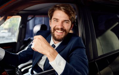 Takım elbiseli işadamları, arabadaki iş gezisi...