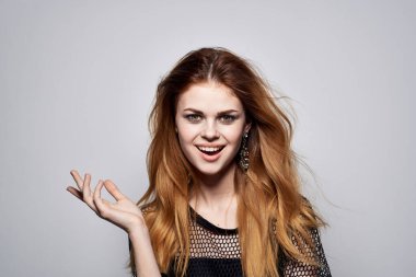 Güzel bir kadın. Moda dekorasyonu. Lüks model hafif arka planda.