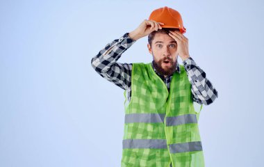 Üniformalı işçi inşaat işindeki meslek tecrit edilmiş.