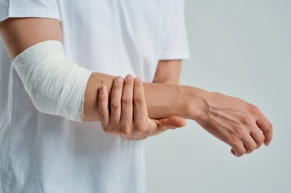 Хворий чоловік травма руки лікування проблеми зі здоров'ям лікарня медицина — стокове фото