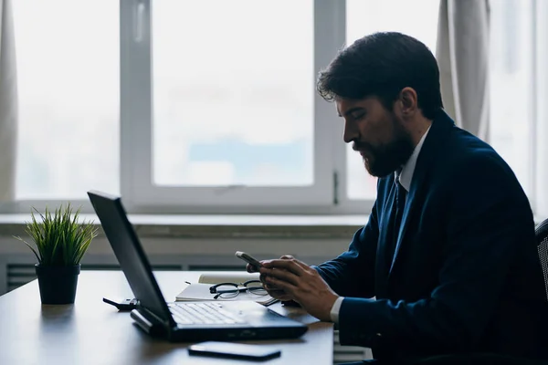 Empresários no escritório na frente de um sucesso executivo laptop — Fotografia de Stock