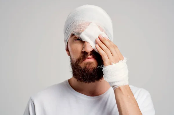 Τραυματίας στο κεφάλι σε λευκό t-shirt κεφαλαλγία απομονωμένη φόντο — Φωτογραφία Αρχείου