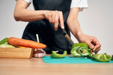 Sebzeleri dilimlemek sağlıklı yemek mutfağı pişirmek.