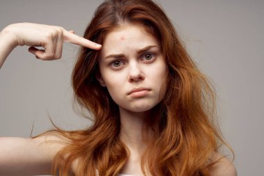 Güzel kadın kozmetoloji cilt bakımı ergenlik dönemi