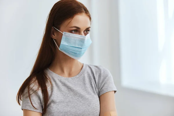 Mulher em proteção máscara médica contra o vírus covid-19 — Fotografia de Stock