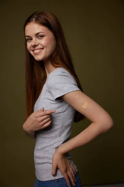 Glad kvinna med självhäftande plåster på armen vaccin pass hälsovård — Stockfoto