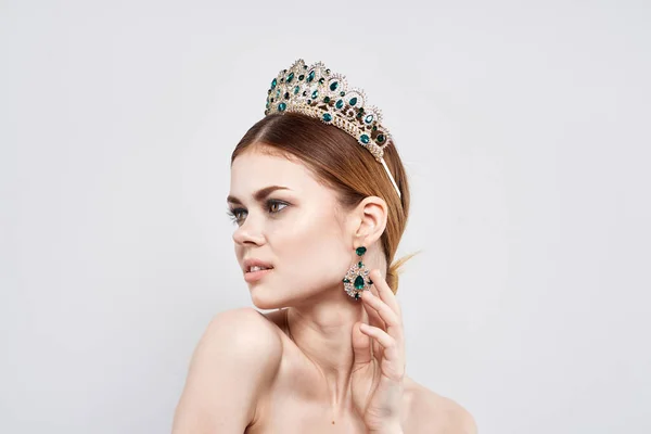 Prinses naakte schouders sieraden cosmetica aantrekkelijke look lichte achtergrond — Stockfoto