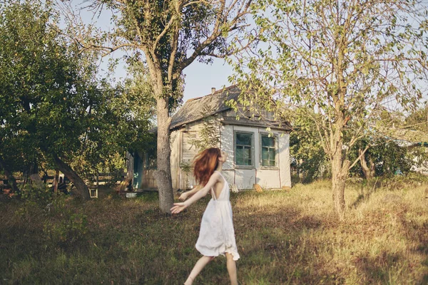 Mulher de vestido branco verão campo natureza Estilo de vida — Fotografia de Stock