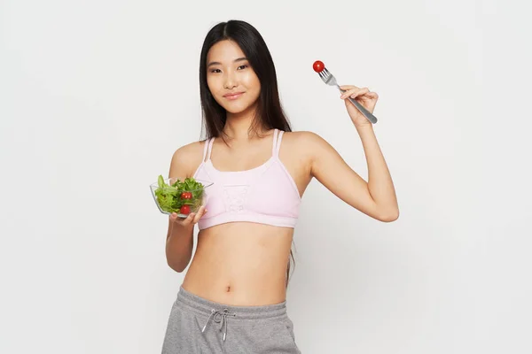Asiatin schlanke Figur Teller mit Salat gesunde Ernährung — Stockfoto