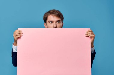 duygusal adam pembe kağıt pazarlama eğlenceli ellerde yaşam tarzı izole arka plan