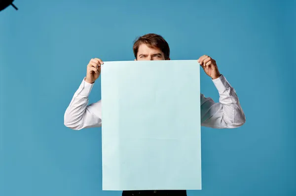 Geschäftsleute blaues Blatt Präsentation Werbung isoliert Hintergrund — Stockfoto