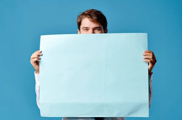Knappe man blauw blad presentatie reclame blauw achtergrond — Stockfoto