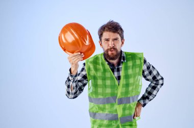 Sakallı adam yeşil yelek turuncu kask iş akışı el hareketi stüdyosu