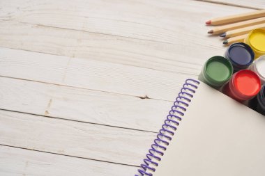 suluboya boya not defteri boyama araçları tahta arkaplan