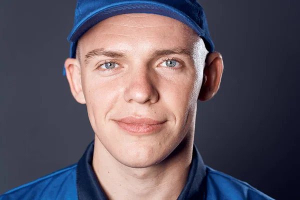 Homem no trabalho uniforme azul cap close-up de serviço — Fotografia de Stock