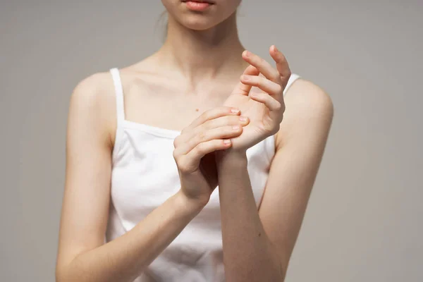 Niezadowolona kobieta reumatyzm ramię ból zdrowie problemy izolowane tło — Zdjęcie stockowe