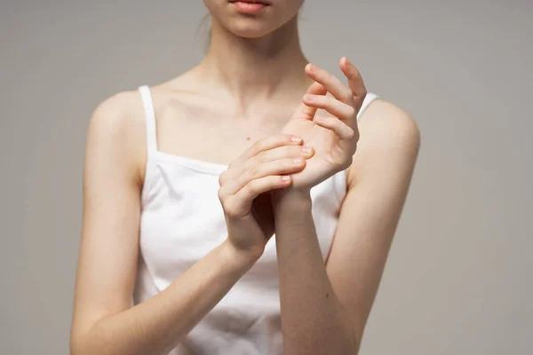 Mujer descontenta reumatismo dolor en el brazo problemas de salud antecedentes aislados — Foto de Stock