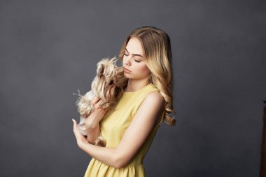 Sarı elbiseli güzel bir kadın. Soylu bir köpek. Manzaralı.