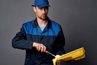İnşa aşamasındaki erkek ressam duygular oluşturur.