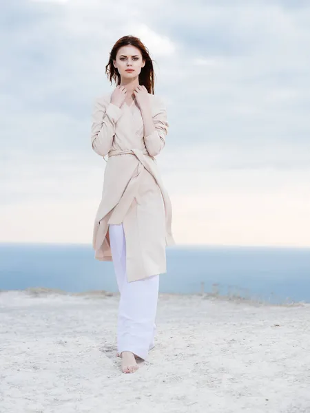 Bela mulher no casaco areia verão modelo de viagem — Fotografia de Stock