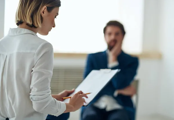 Mujer psicóloga que recibe consulta al paciente oficina de comunicación — Foto de Stock