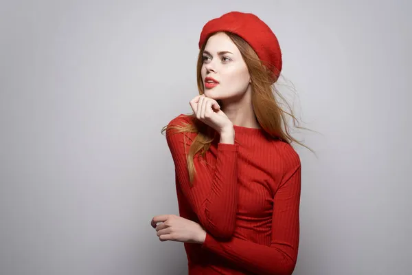 Hübsche Frau im roten Pullover posiert im Kosmetik-Emotion-Studio — Stockfoto