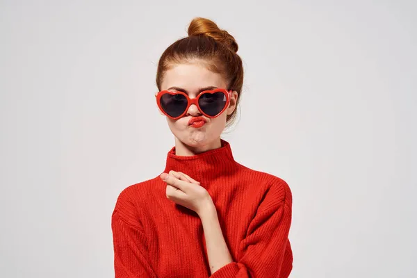 Bella donna stile moderno occhiali da sole isolato sfondo — Foto Stock