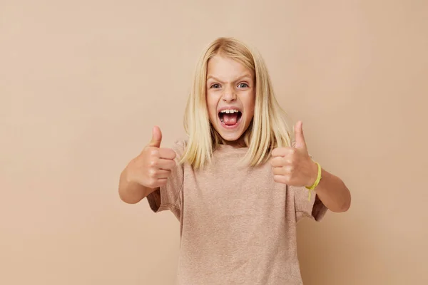 Χαρούμενο χαριτωμένο κορίτσι Μόδα υφασμάτινα βρεφικά ρούχα πρότυπο σε ένα μπεζ φόντο — Φωτογραφία Αρχείου