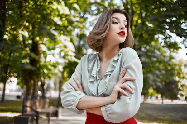 Веселая женщина привлекательный взгляд красные губы ходить в парке летом — стоковое фото