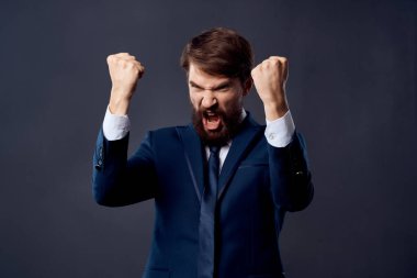 İş adamlarının duyguları el hareketleriyle izole edilmiş arka plan