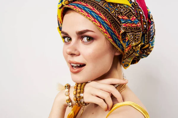Donna allegra in turbante multicolore aspetto attraente Gioielli sorriso isolato sfondo — Foto Stock