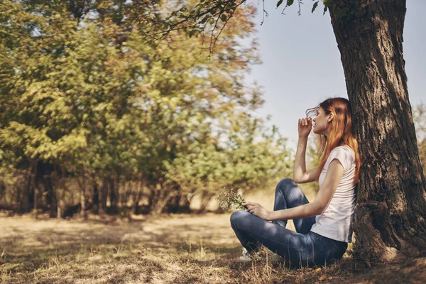 Mujer al aire libre por la naturaleza del árbol Estilo de vida verano —  Fotos de Stock