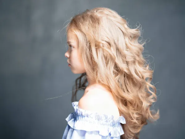 Mädchen mit schöner Frisur im Kleid posiert Mode — Stockfoto
