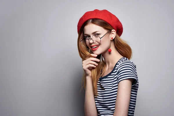 Красивая женщина в красной шляпе макияж моды позируя образ жизни — стоковое фото