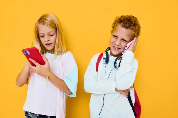 Niedliche Kinder, die auf das Telefon Unterhaltung Kommunikation Konzert der Sucht von Kindern und Gadgets — Stockfoto