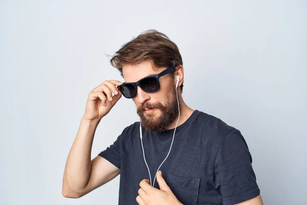 戴眼镜的快乐男人，在耳机工作室的生活方式中听音乐 — 图库照片