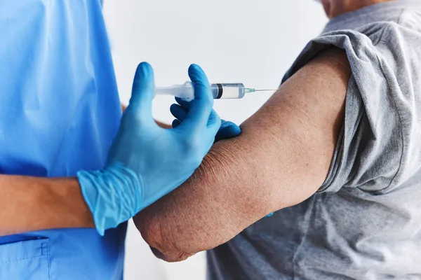 Чоловічий лікар вакцина паспортний шприц для ін'єкцій охорони здоров'я — стокове фото