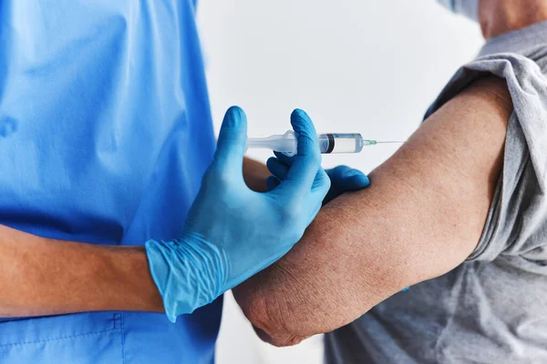 Läkare och patient arm injektion vaccin pass sjukvård — Stockfoto