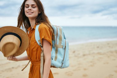 Sırt çantalı kadın turist plaj adasında seyahat ediyor.