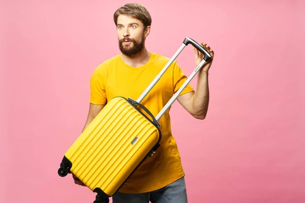 Utas bőrönddel nyaralás poggyász utazás rózsaszín háttér — Stock Fotó