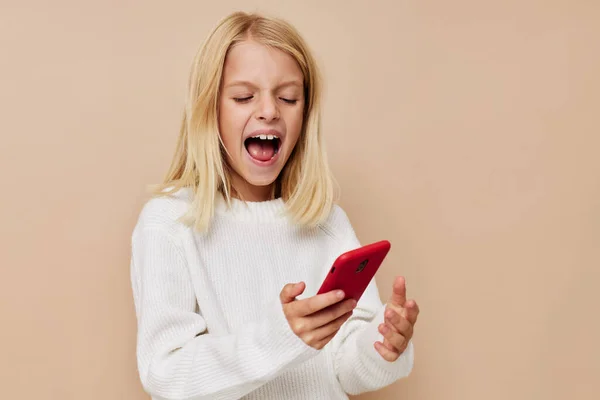 Glücklich niedliches Mädchen rotes Telefon in der Hand Kinder Lifestyle-Konzept — Stockfoto