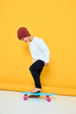 Kırmızı sırt çantalı havalı çocuk kırmızı kaykay çocukluk yaşam tarzı konsepti.